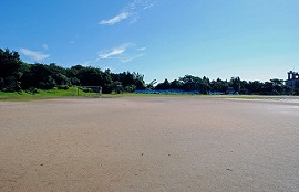 安房小学校　校庭（西側より）